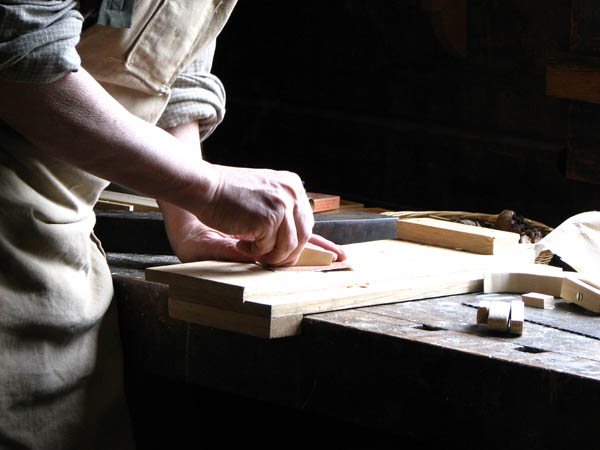 Nuestro equipo de profesionales cuenta  con muchos aÃ±os de contrastada <strong>experiencia</strong> en el sector de la <strong>carpinterÃ­a de madera en Cabrils</strong>.